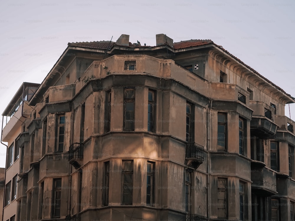 Un vieux bâtiment avec de nombreuses fenêtres et balcons