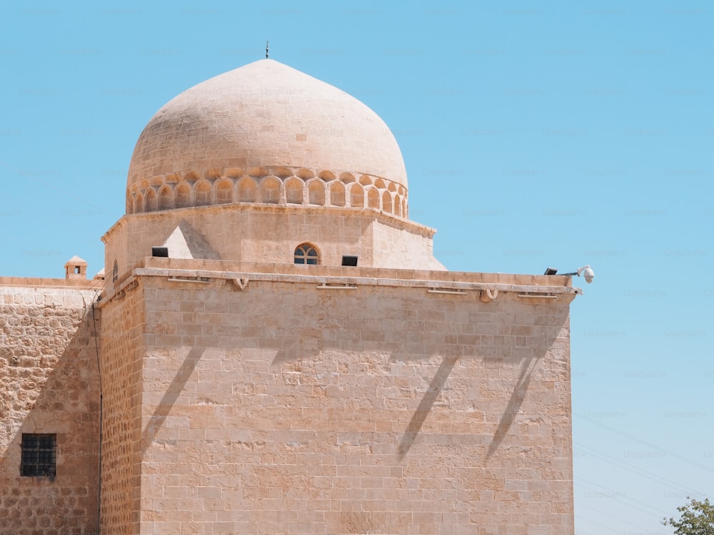 un edificio alto con una cupola in cima