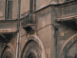 an old building with a bunch of windows