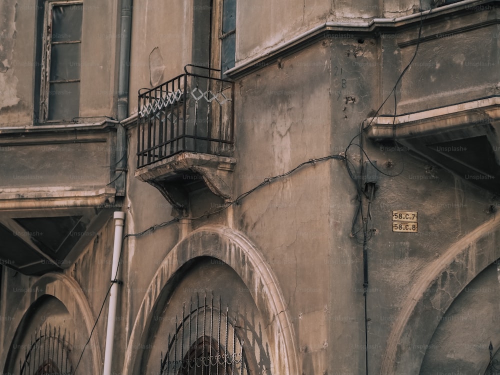 an old building with a bunch of windows