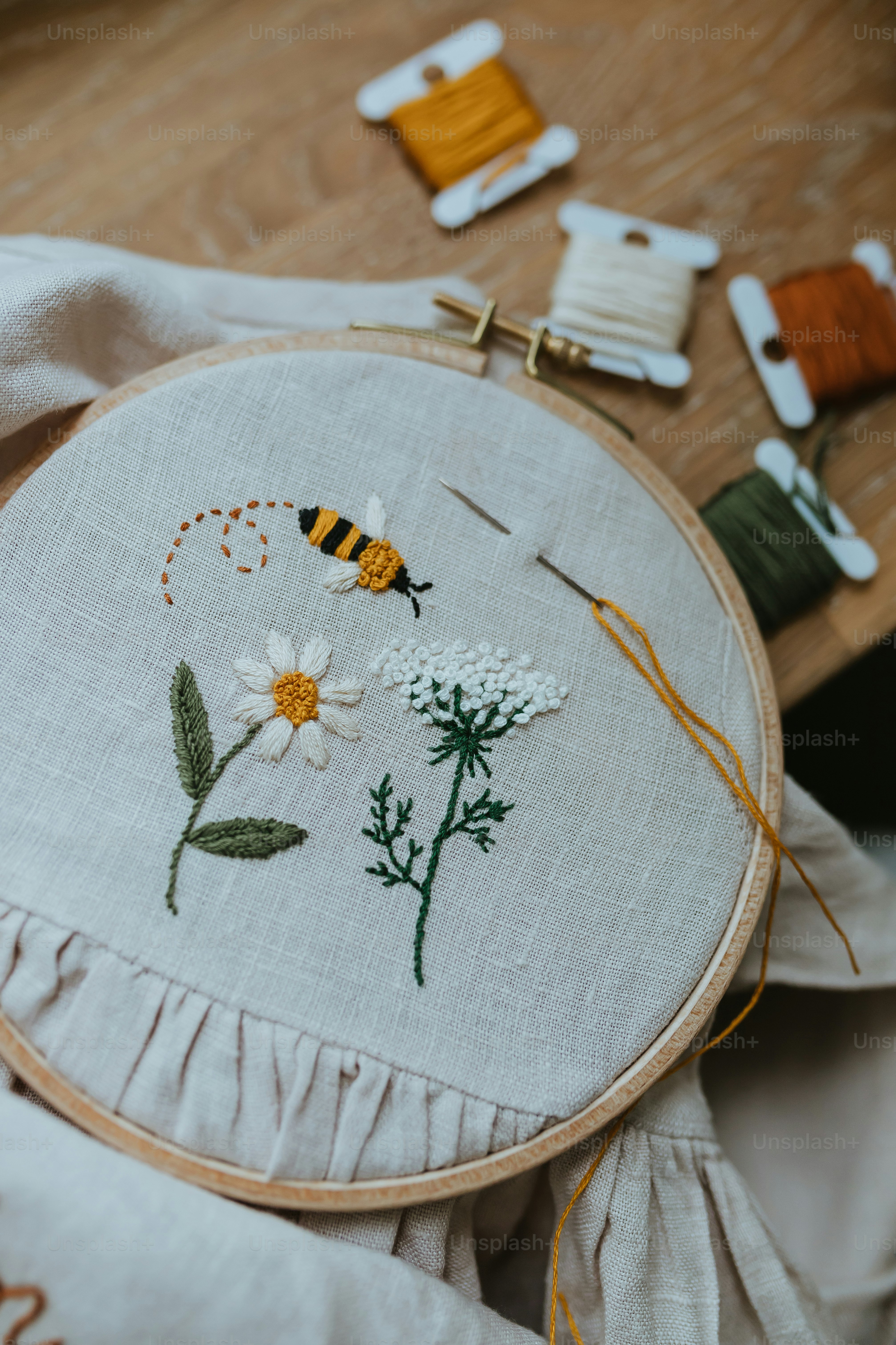 premium_photo-1677355760664-30a48984bb57?ixid=M3wxMjA3fDB8MXxzZWFyY2h8NXx8ZW1icm9pZGVyeXxlbnwwfHx8fDE3NjY1ODA3OTV8MA\u0026ixlib=rb-4.1.0