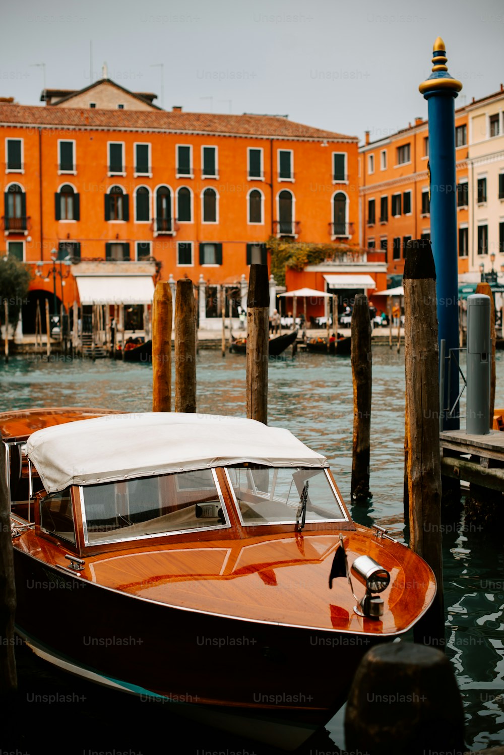 a boat is parked in the water in front of a building