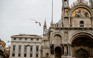 una chiesa con un uccello che vola sopra di essa