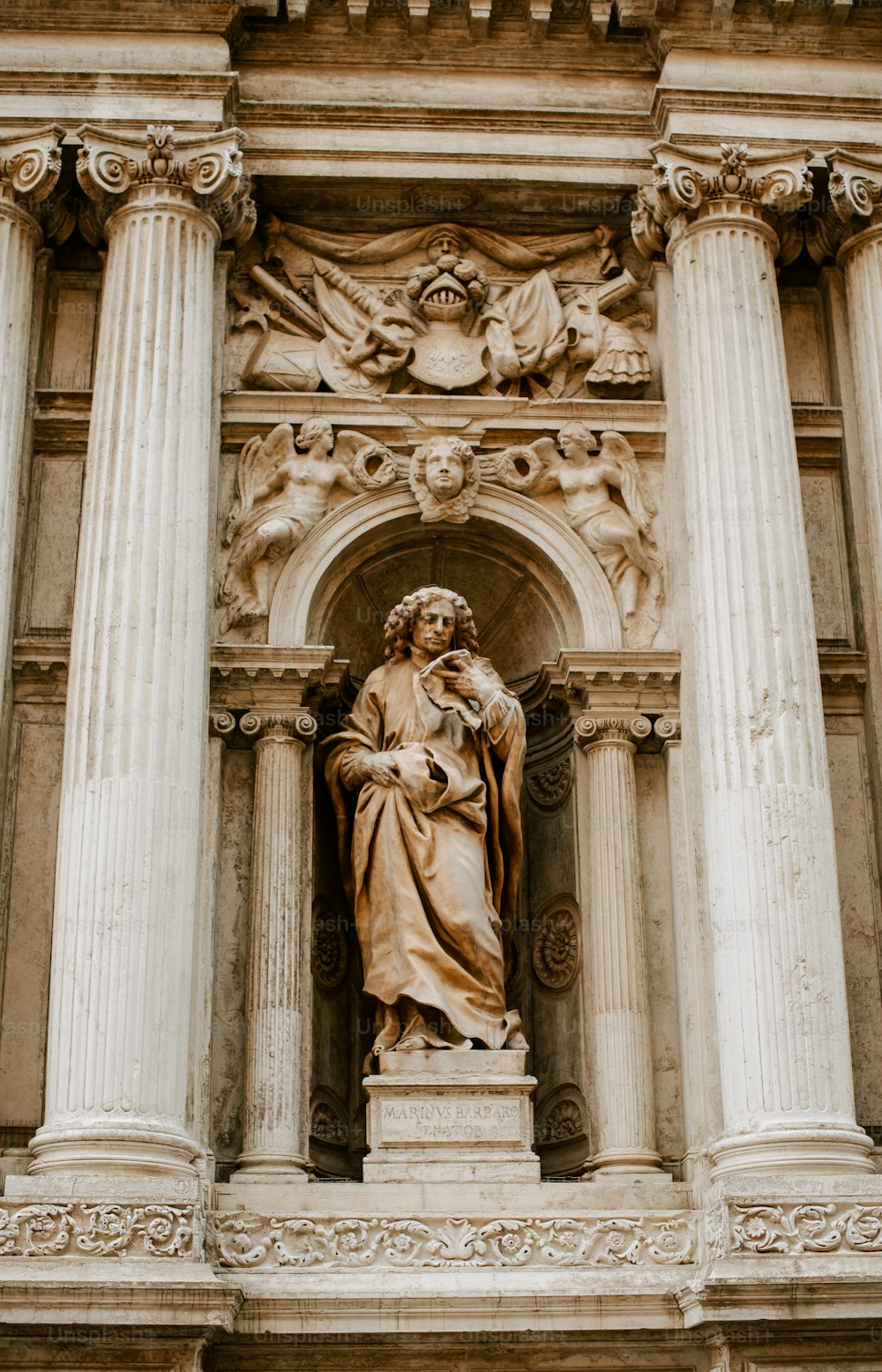 Una estatua de una mujer parada frente a un edificio