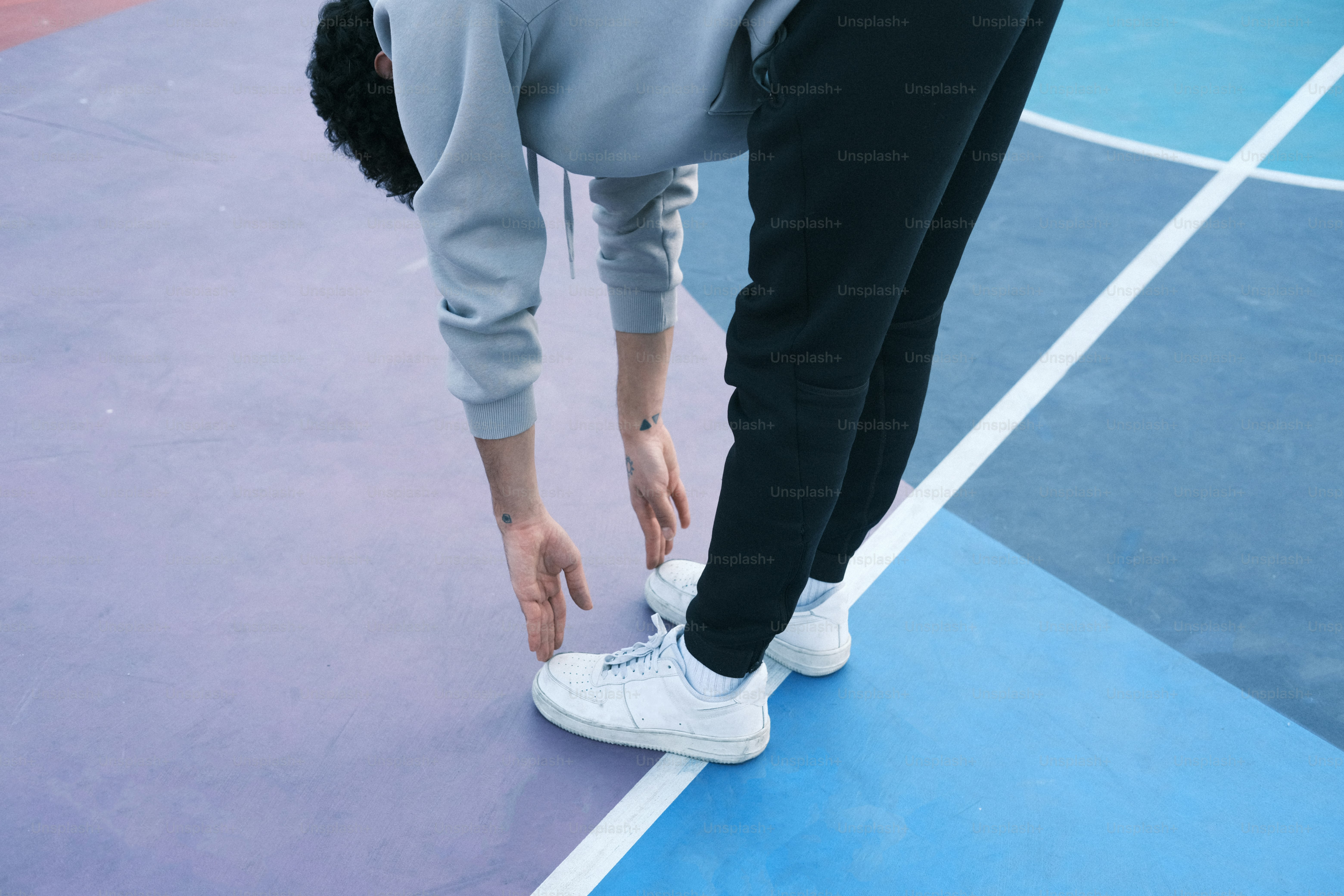 Foto Una persona inclinada en una cancha de tenis – Extensión Imagen en ...