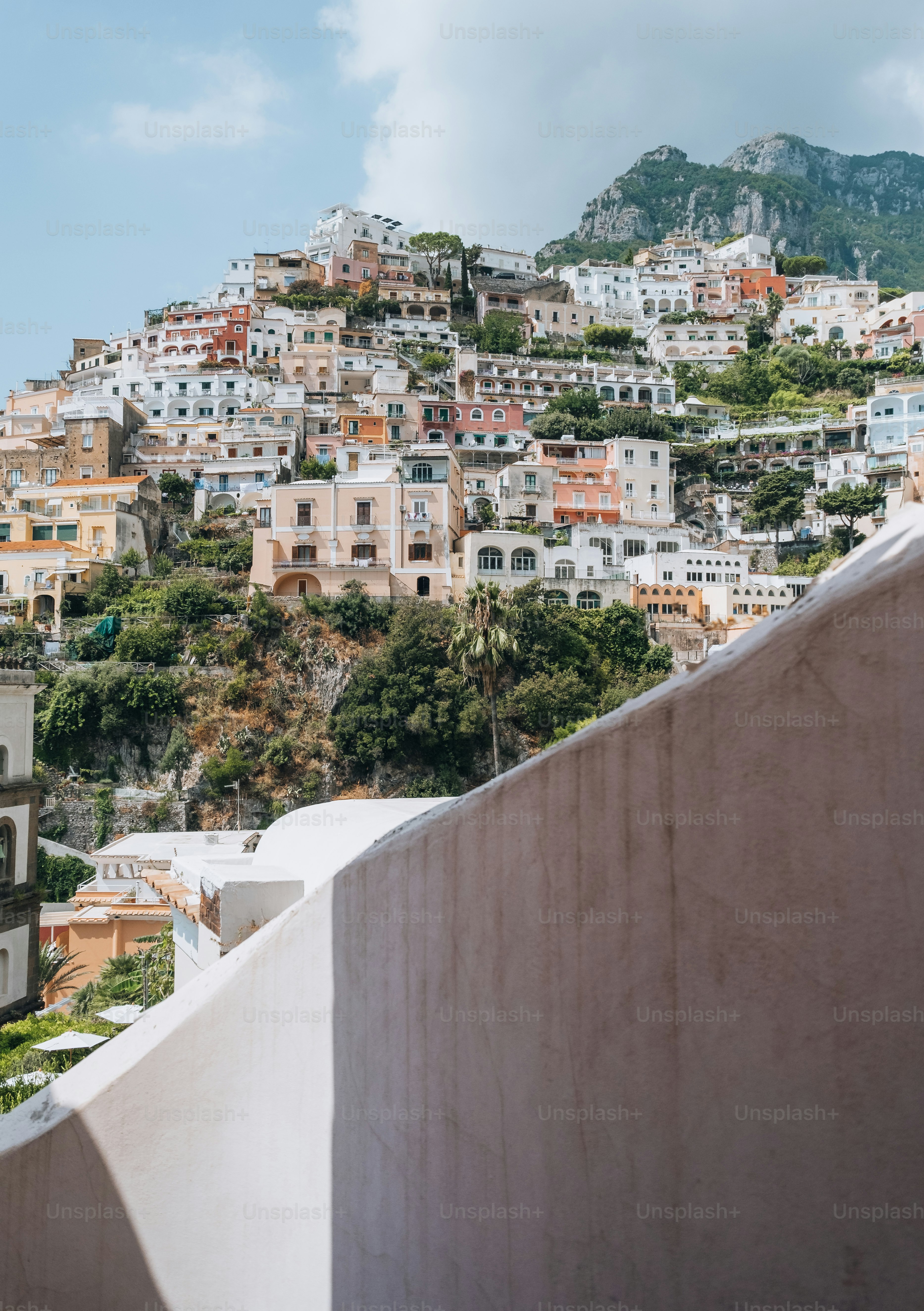 une vue d’une colline avec des maisons dessus