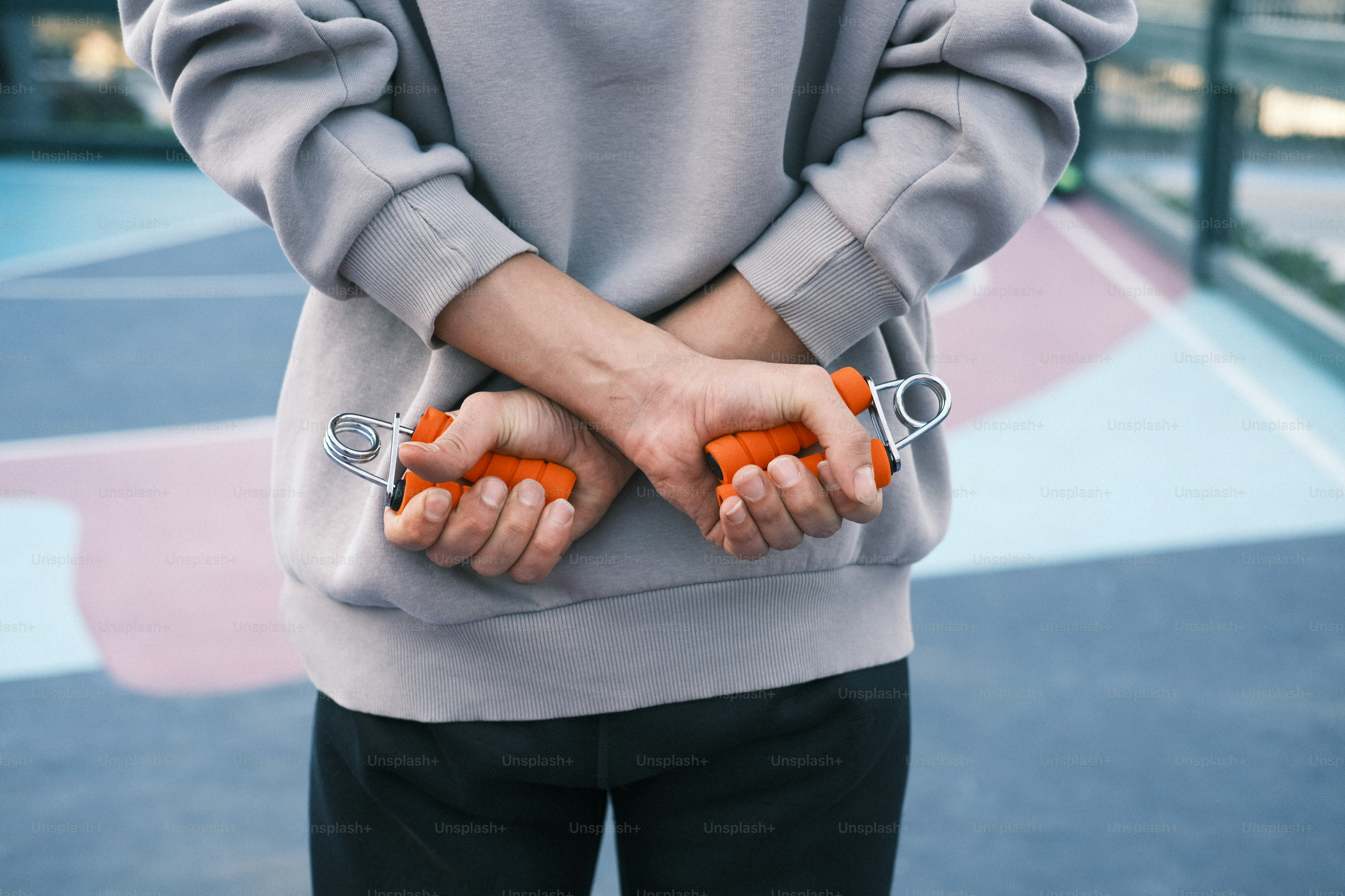 una persona che tiene un paio di forbici in mano