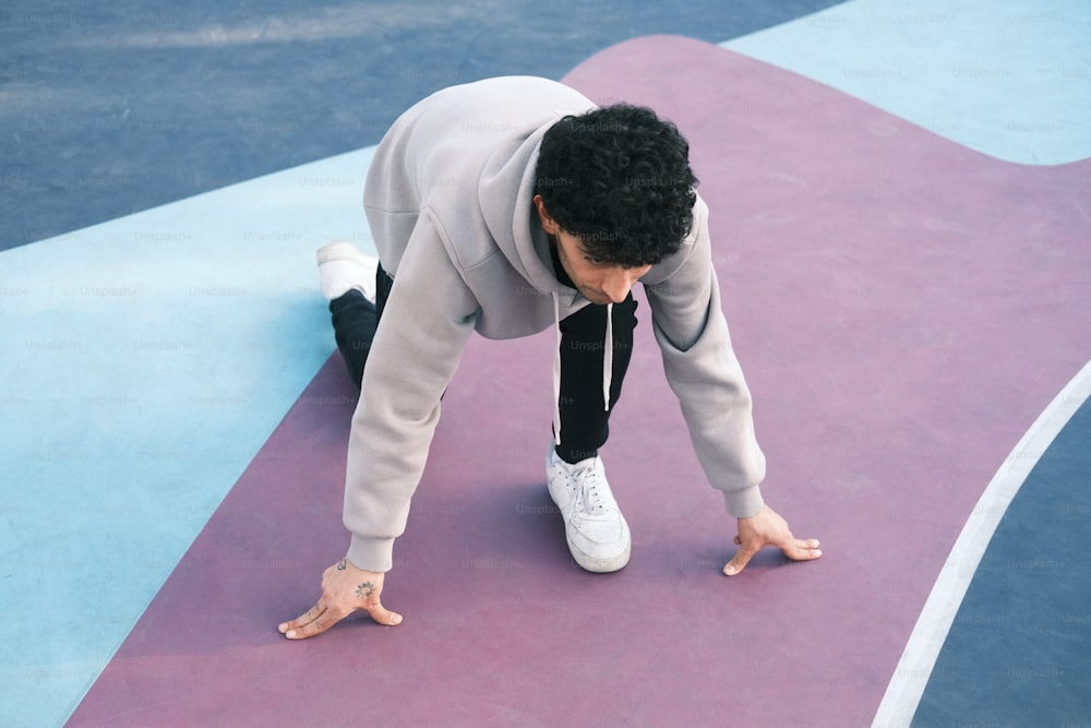 Un hombre está haciendo flexiones en un monopatín