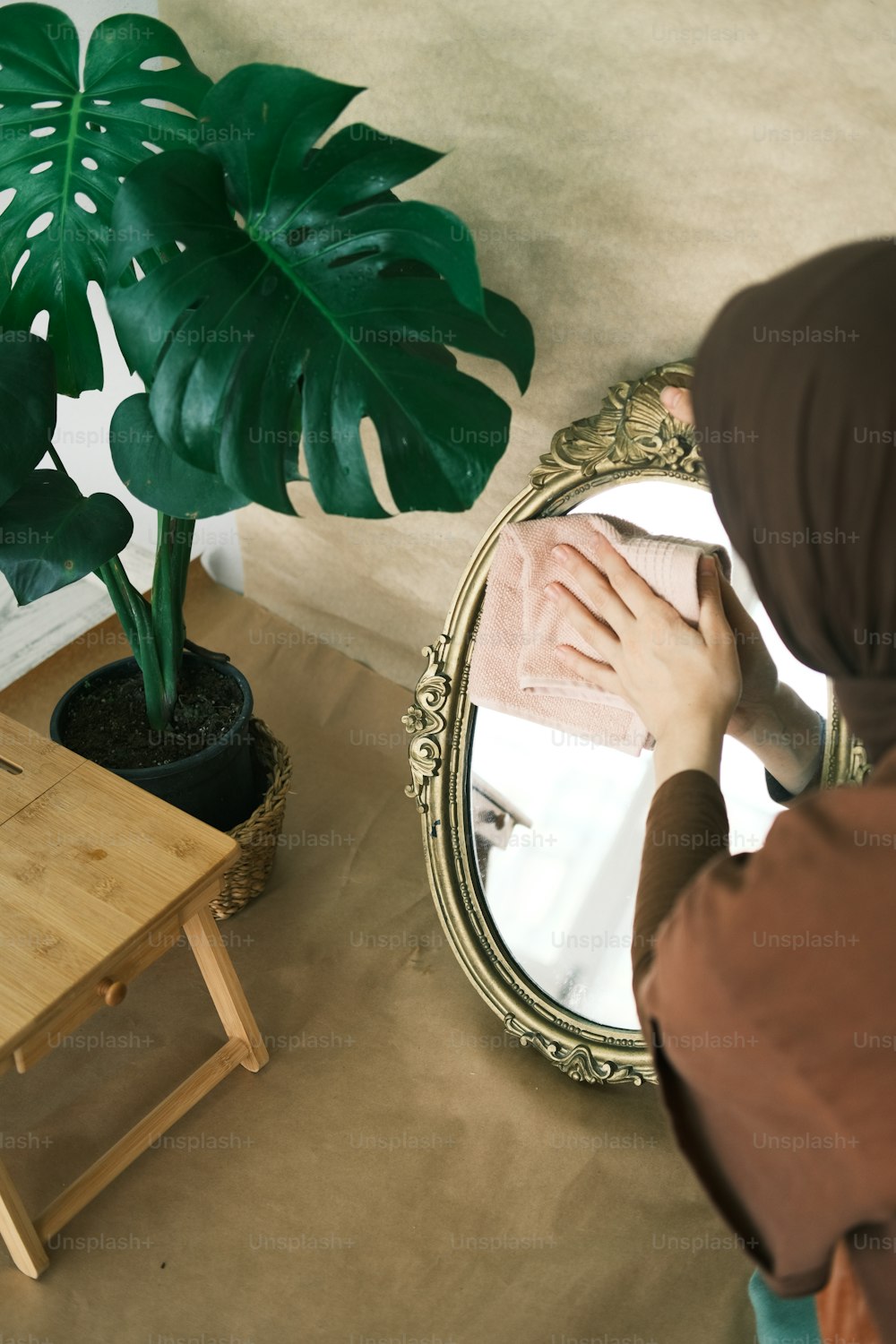 여자가 거울에 비친 자신의 모습을 보고 있다