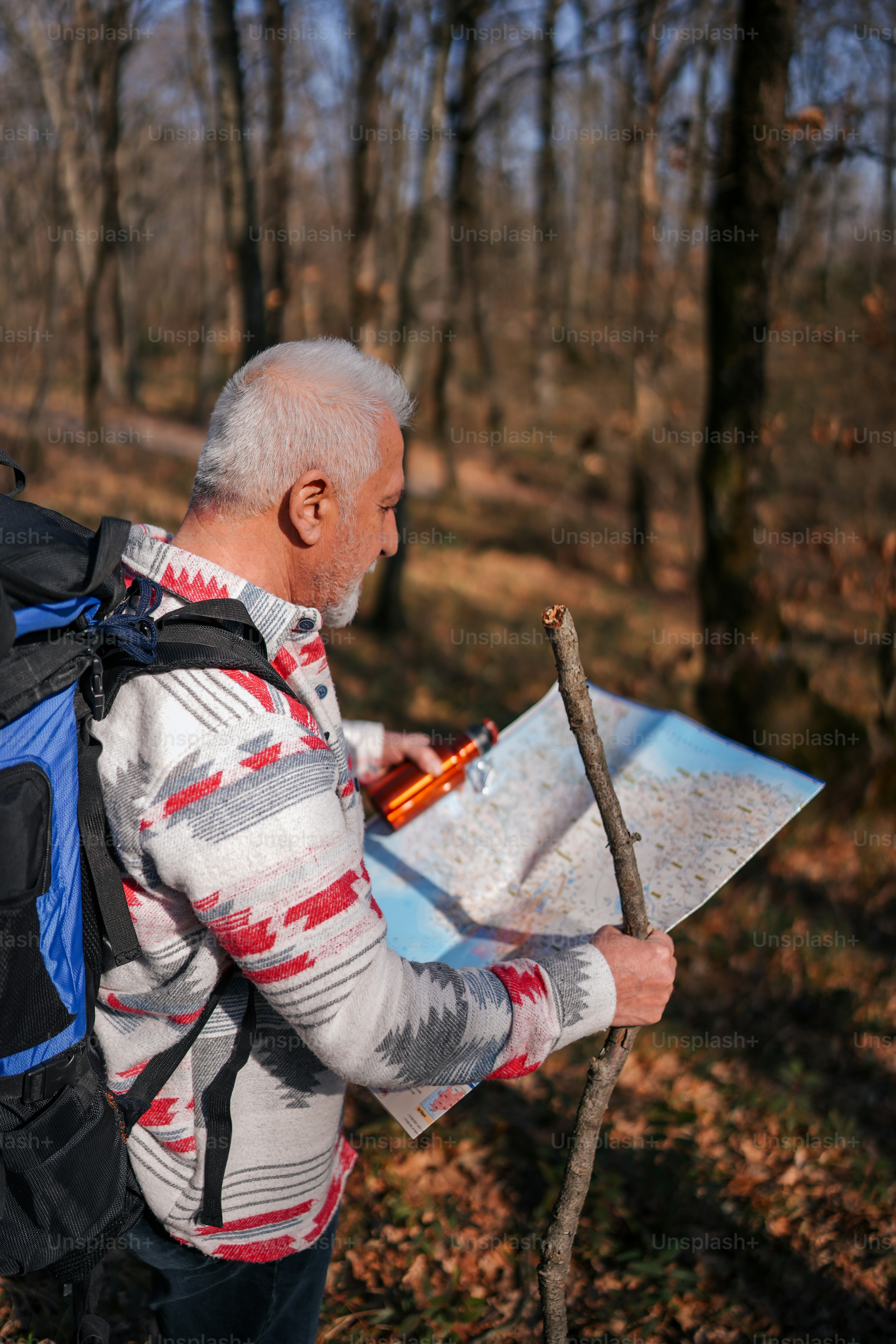 um homem com uma mochila olhando para um mapa