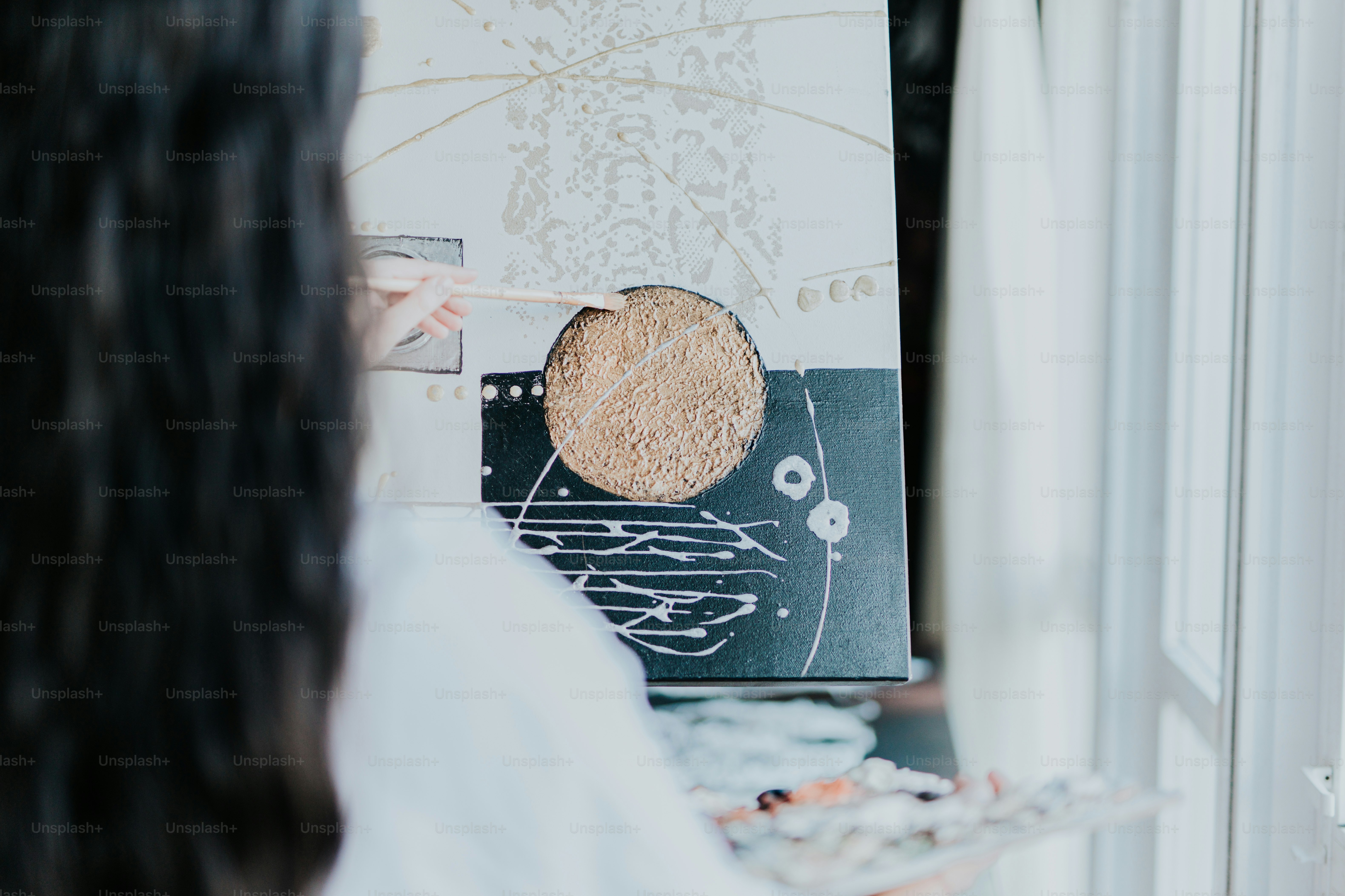 A woman is painting a picture on a easel photo – Painting Image on Unsplash