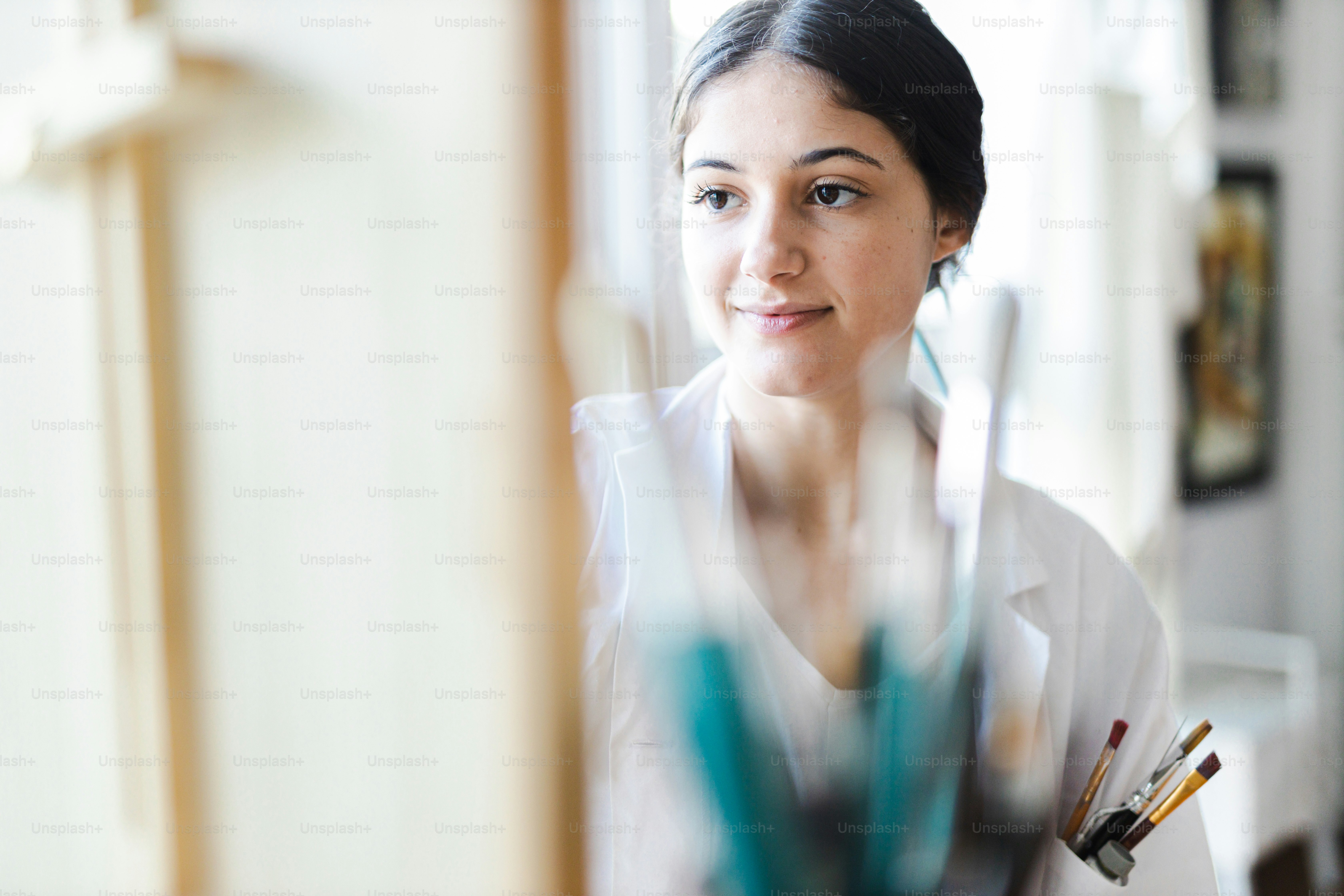 A woman is painting a picture on a easel photo – Painting Image on Unsplash