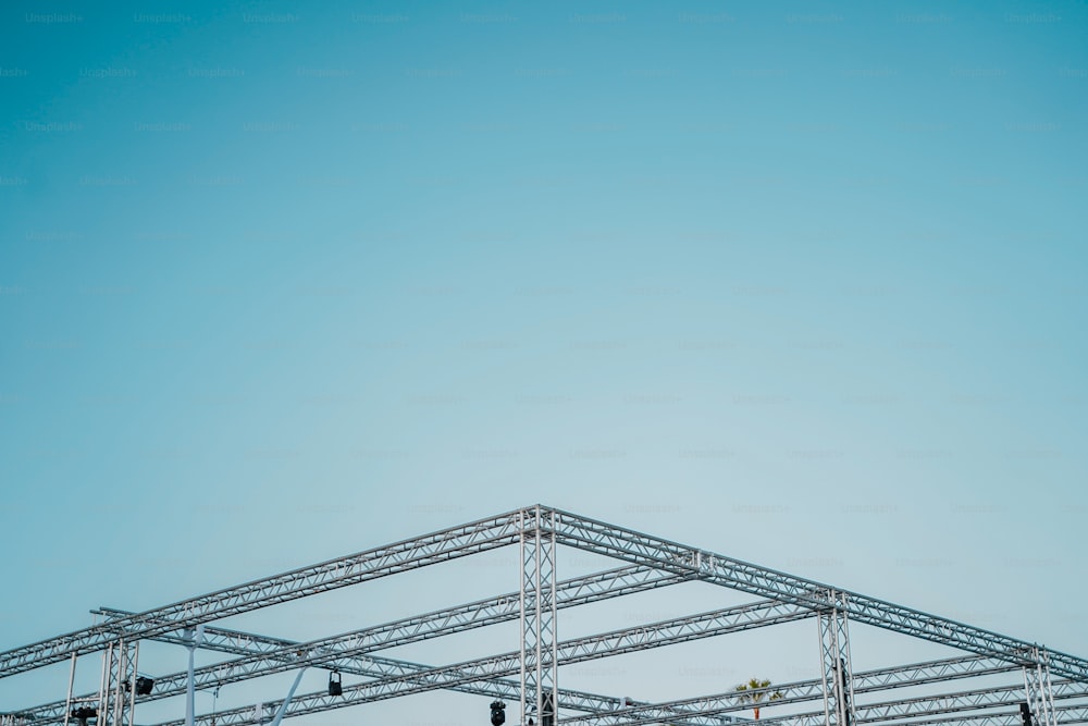 um grupo de pessoas em pé no topo de um palco sob um céu azul