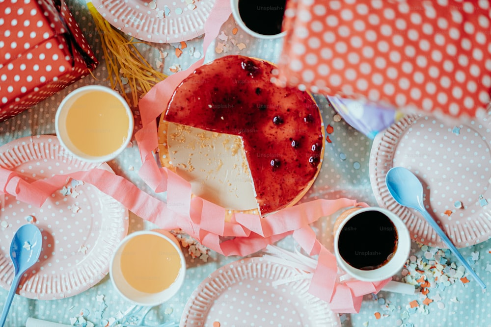 una mesa cubierta con platos y tazas llenas de pastel