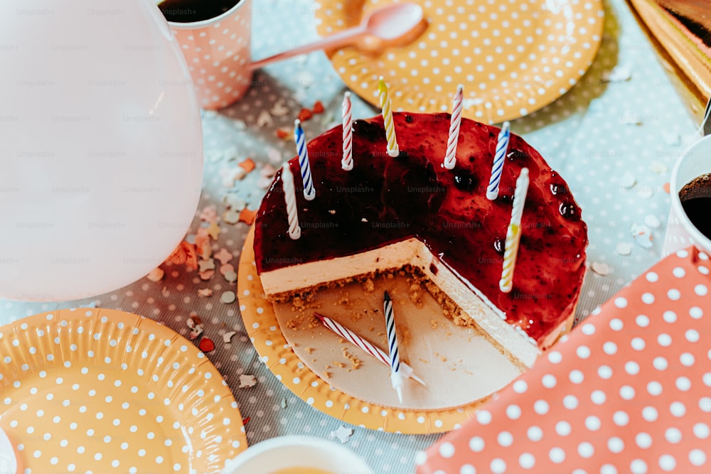 una mesa cubierta con platos y un pastel