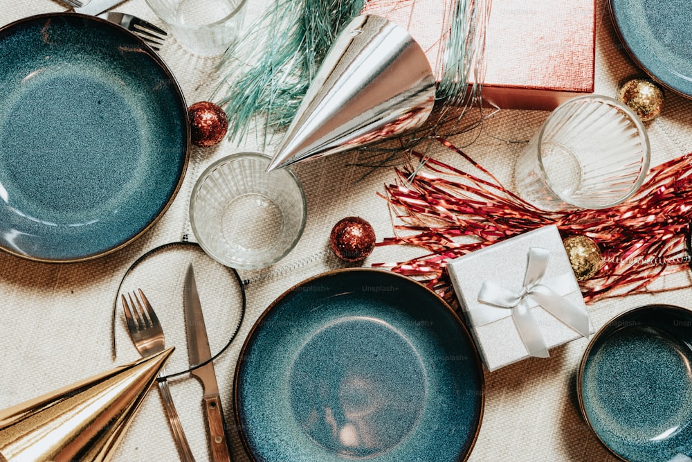 una mesa cubierta con platos azules y cubiertos