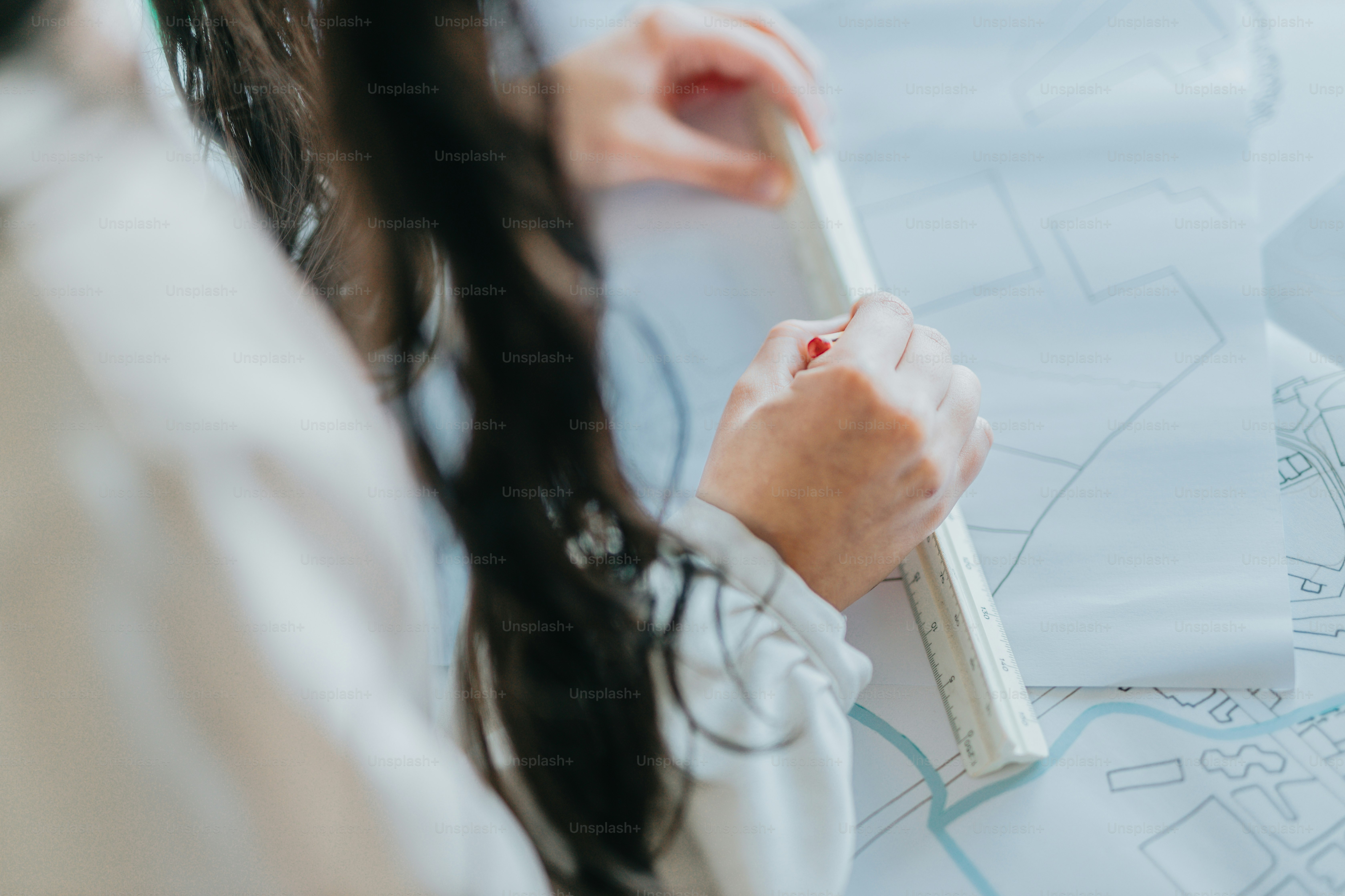 Une femme dessine sur un morceau de papier