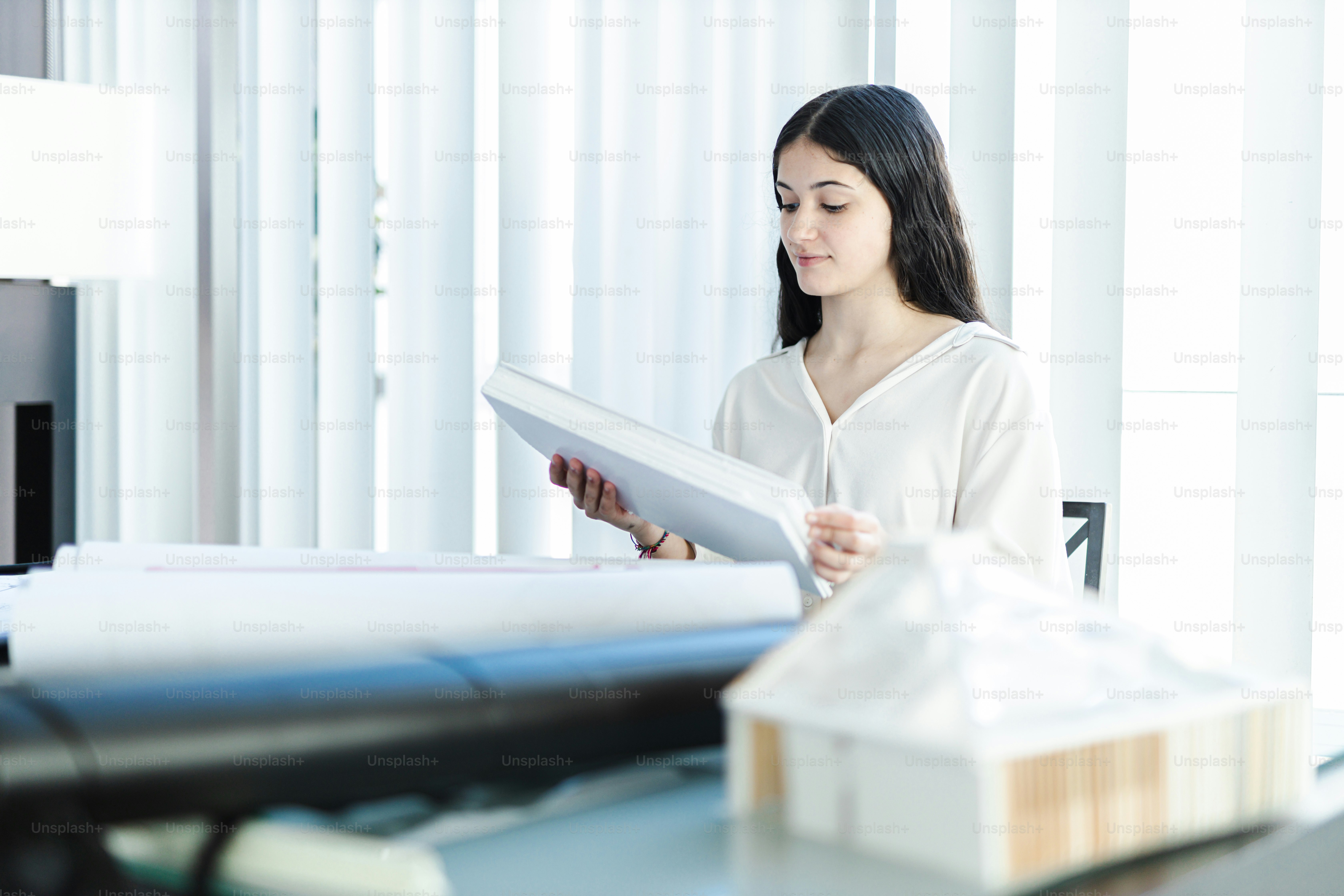 Una mujer está mirando un pedazo de papel