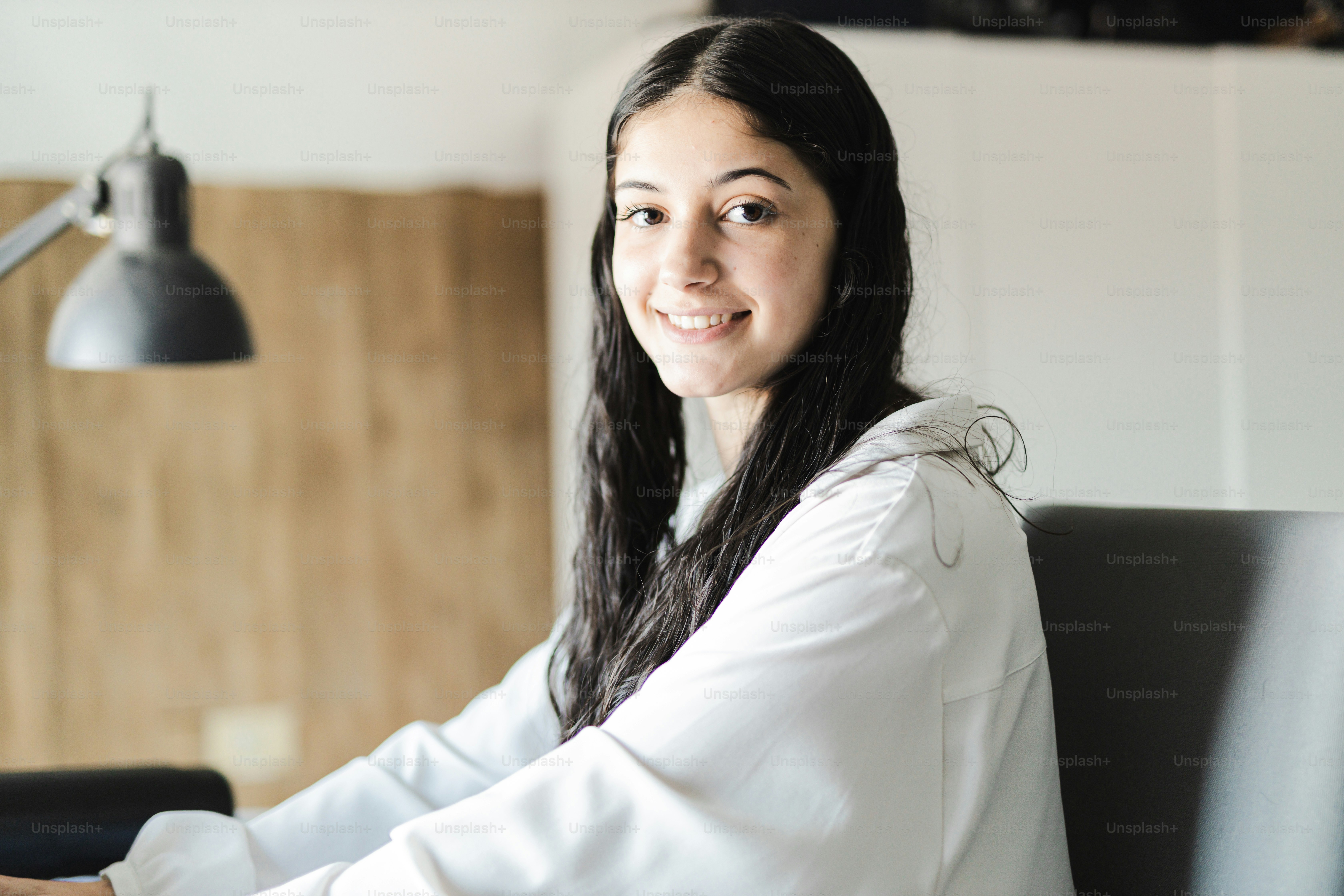 Une femme assise à un bureau devant un ordinateur