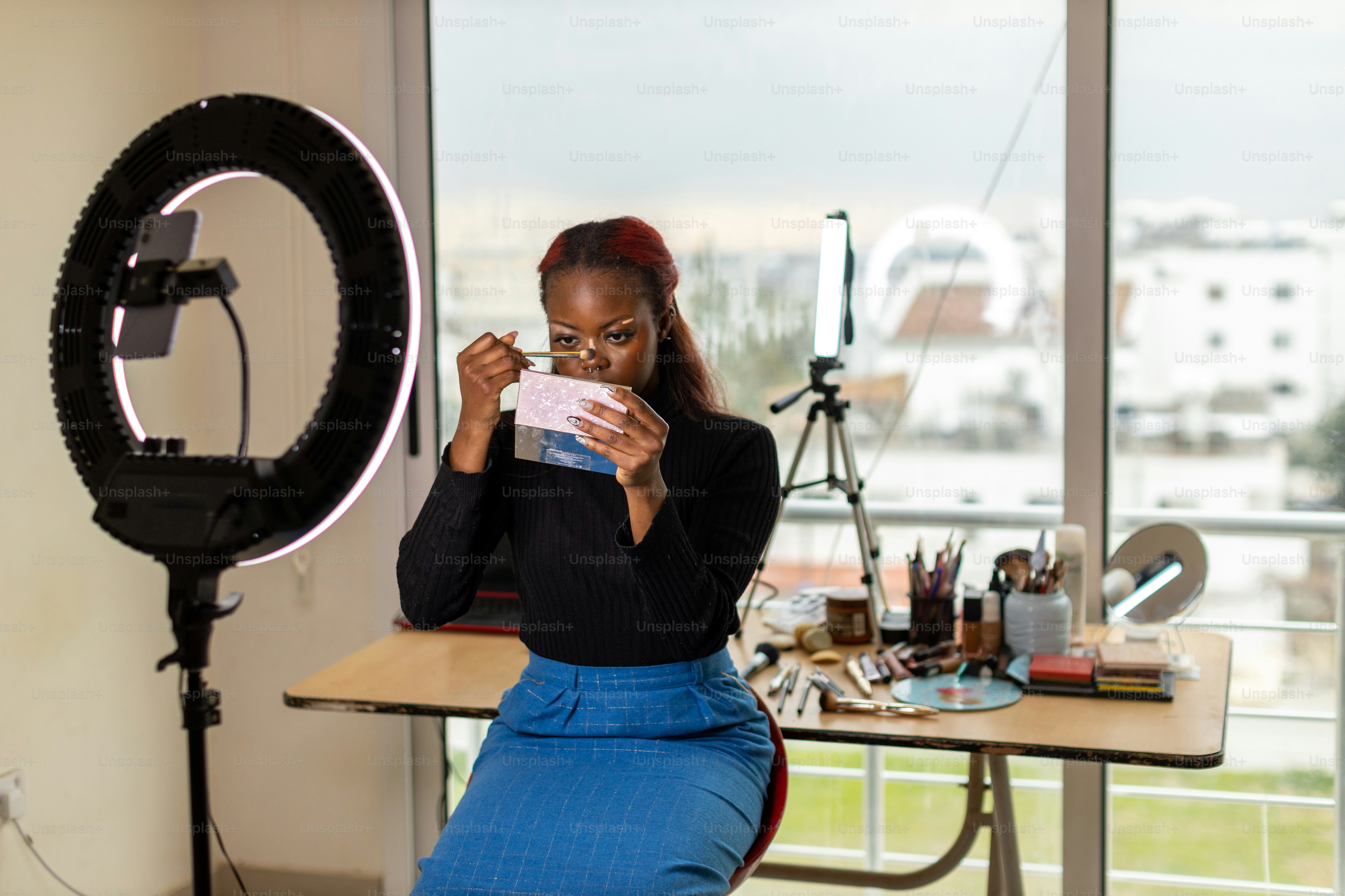 Eine Frau in schwarzem Hemd und blauem Rock