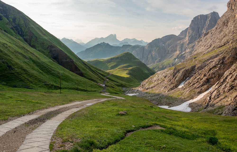 Un sentiero nel mezzo di una valle erbosa