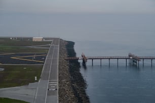 eine lange Brücke über ein Gewässer