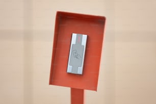 un appareil électronique est dans une boîte rouge