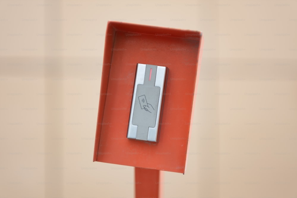 Ein elektronisches Gerät befindet sich in einer roten Box