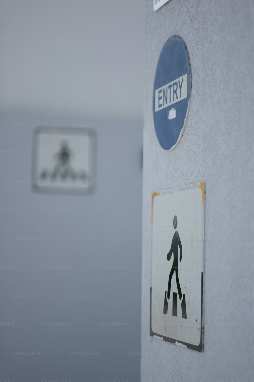 ein Badezimmer mit einem Schild an der Wand