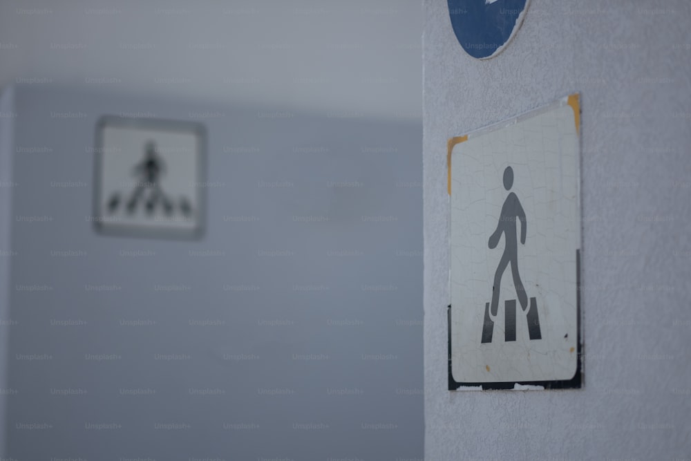 um banheiro com um sinal na parede
