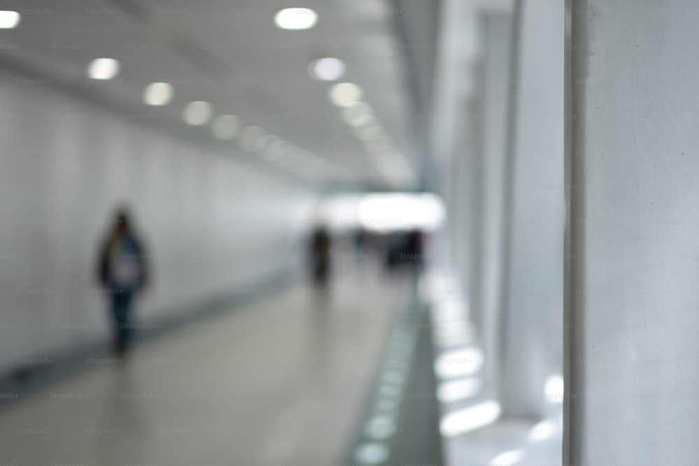Una foto borrosa de personas caminando por un pasillo