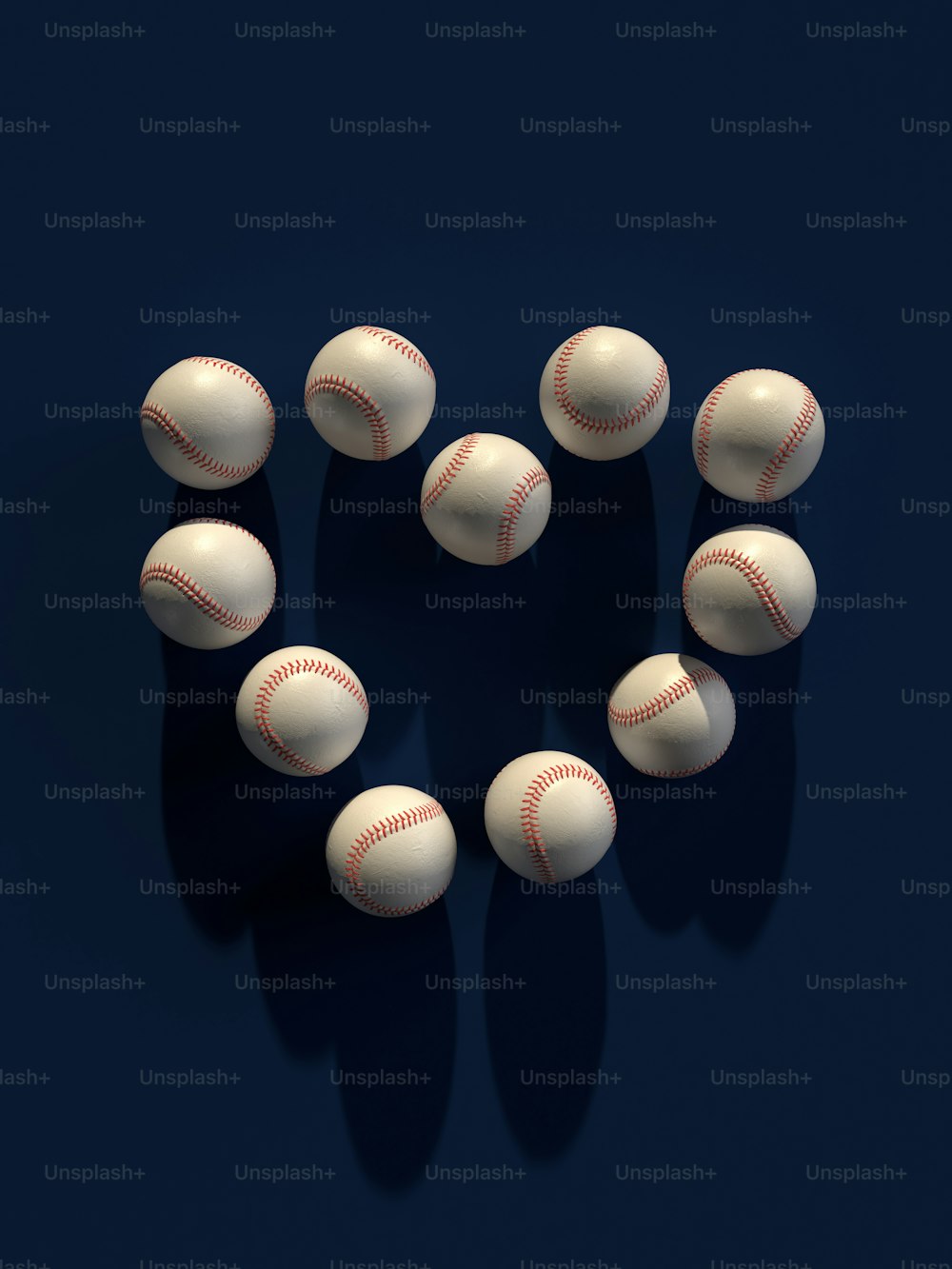 Un grupo de pelotas de béisbol sentadas encima de una superficie azul