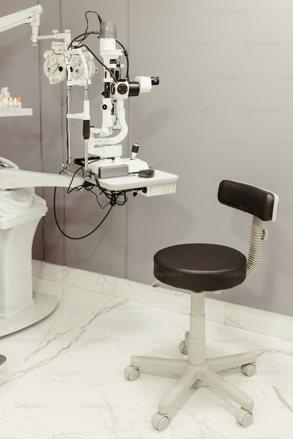 un fauteuil de dentiste avec un microscope dessus;
