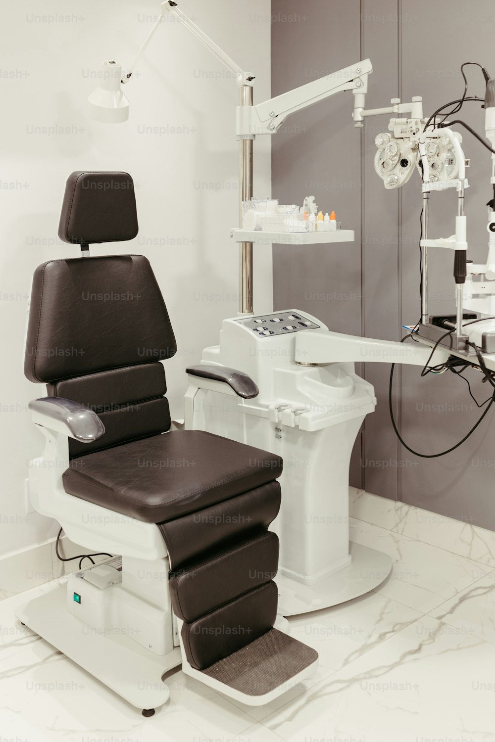 uma cadeira de dentista sentada na frente de um espelho