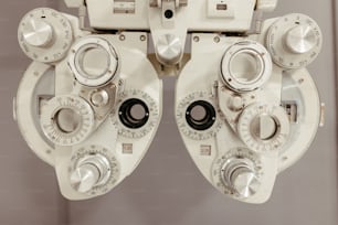 um close up de uma máquina médica com botões