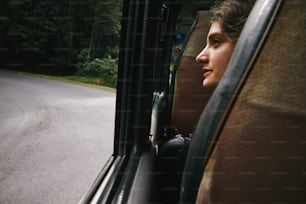 Una donna che guarda fuori dal finestrino di un autobus