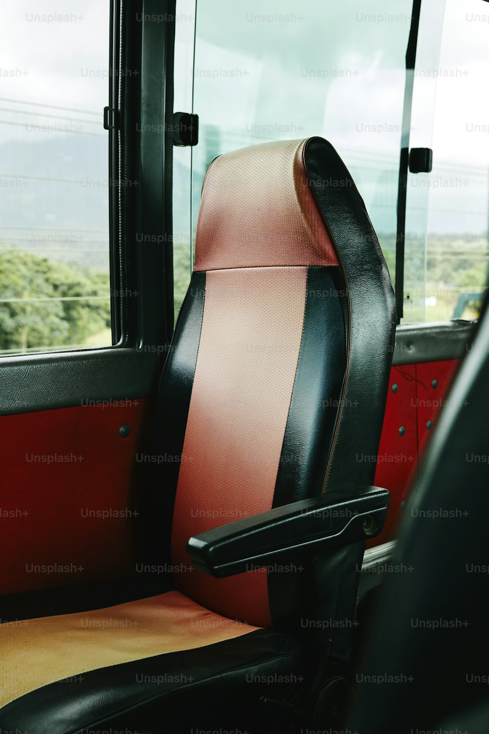 ein Sitzplatz in einem Bus, der aus dem Fenster schaut