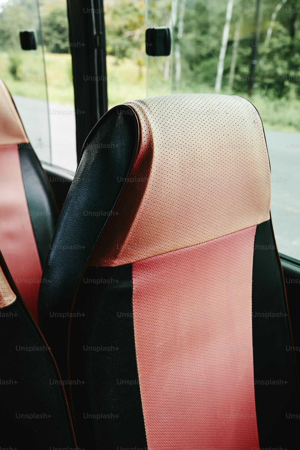 버스의 좌석은 빨간색과 검은 색입니다.