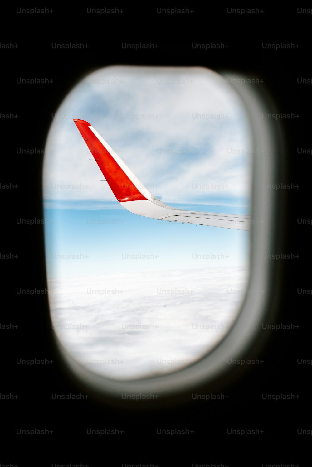 Blick auf den Flügel eines Flugzeugs durch ein Fenster