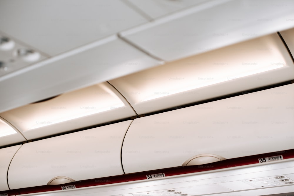 una vista del soffitto di un aeroplano