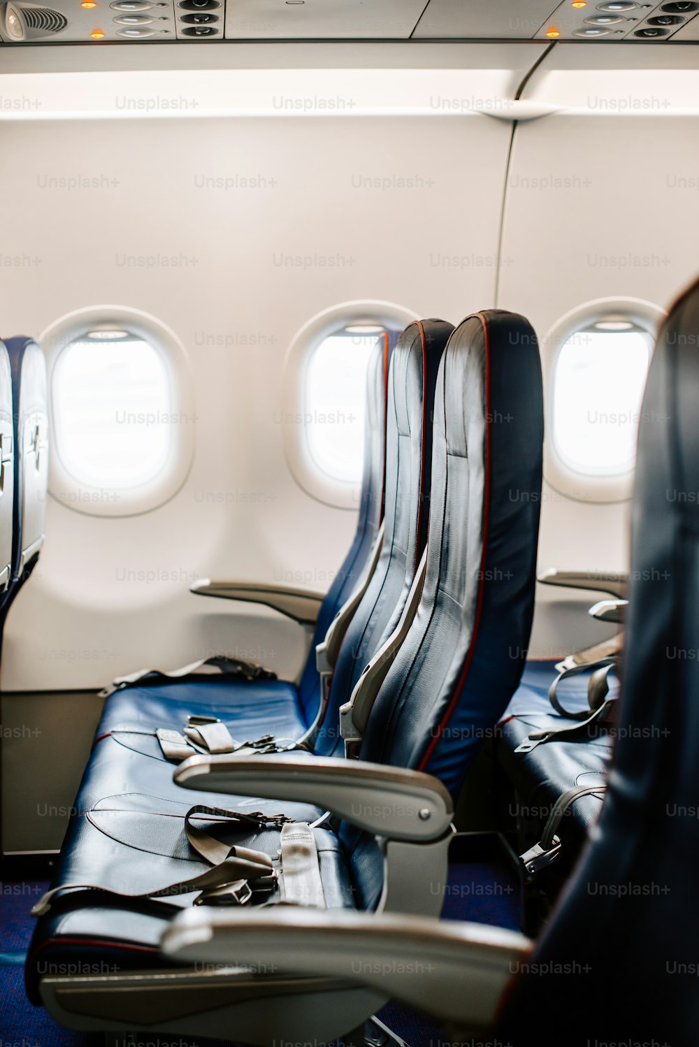 eine Reihe leerer Sitze in einem Flugzeug