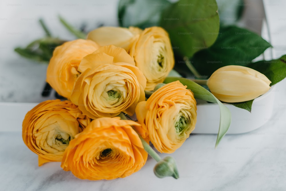 un bouquet de fleurs jaunes assis sur une table