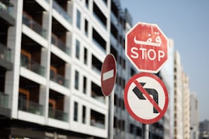 ein Stoppschild und kein Rechtsabbieger vor einem Gebäude