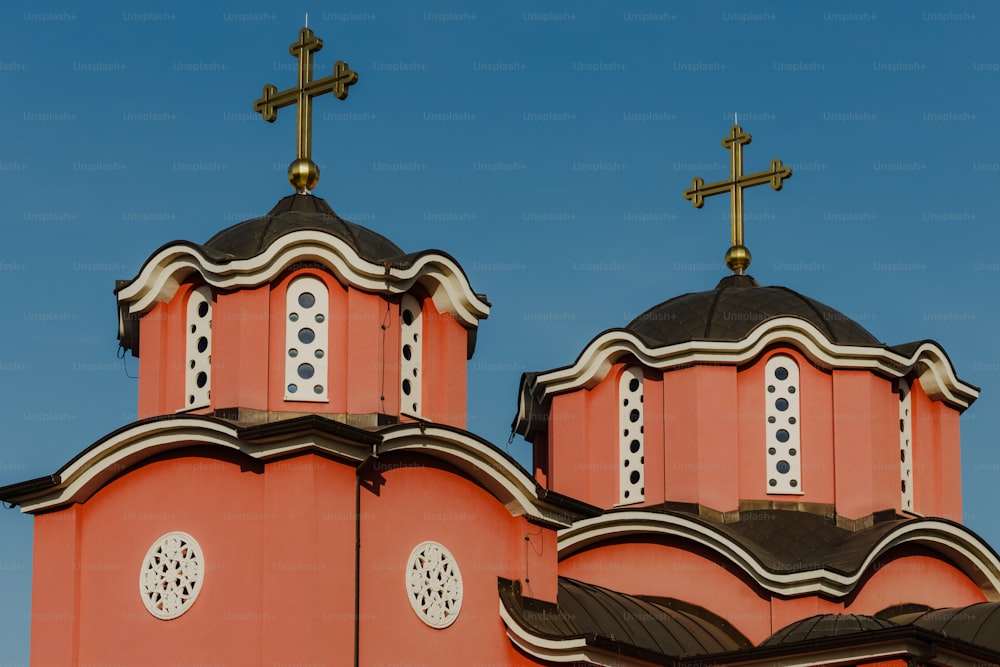 푸른 하늘을 배경으로 교회 첨탑 위에 있는 두 개의 십자가