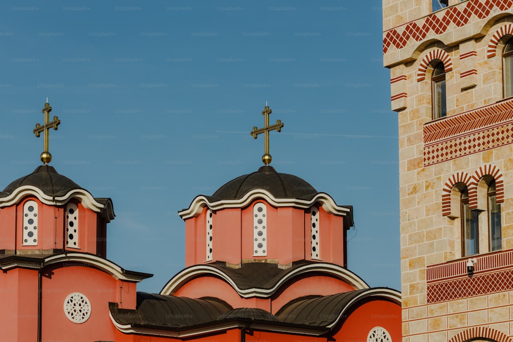 eine rote Kirche mit zwei Kreuzen darauf