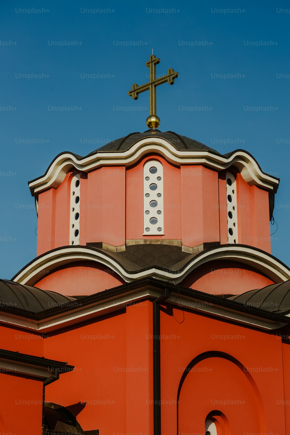 um campanário da igreja com uma cruz no topo