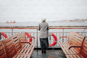 Eine Frau steht auf einem Boot und schaut aufs Wasser
