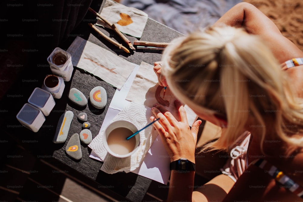 una donna seduta a un tavolo con una tazza di caffè