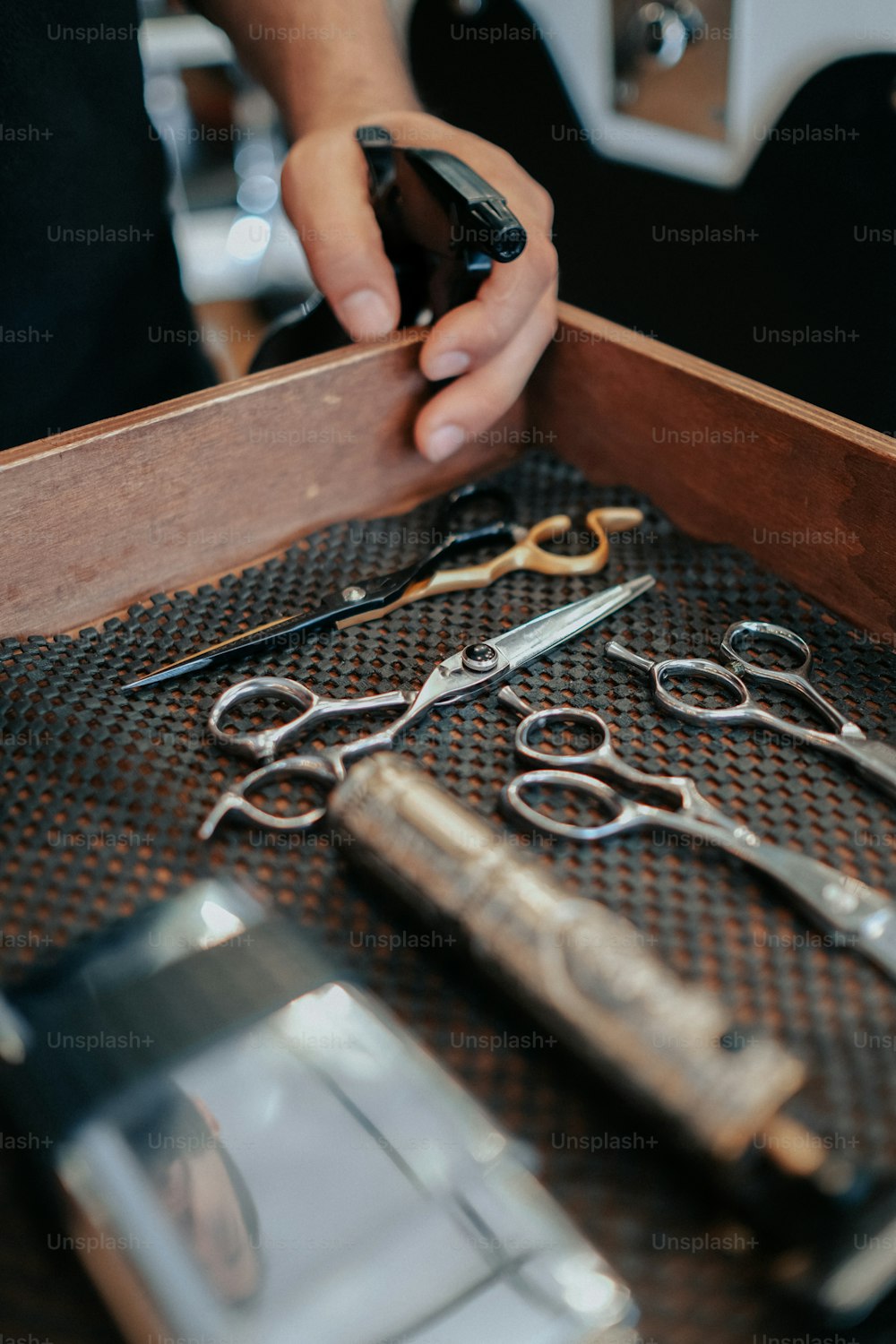 a wooden box filled with lots of different types of scissors