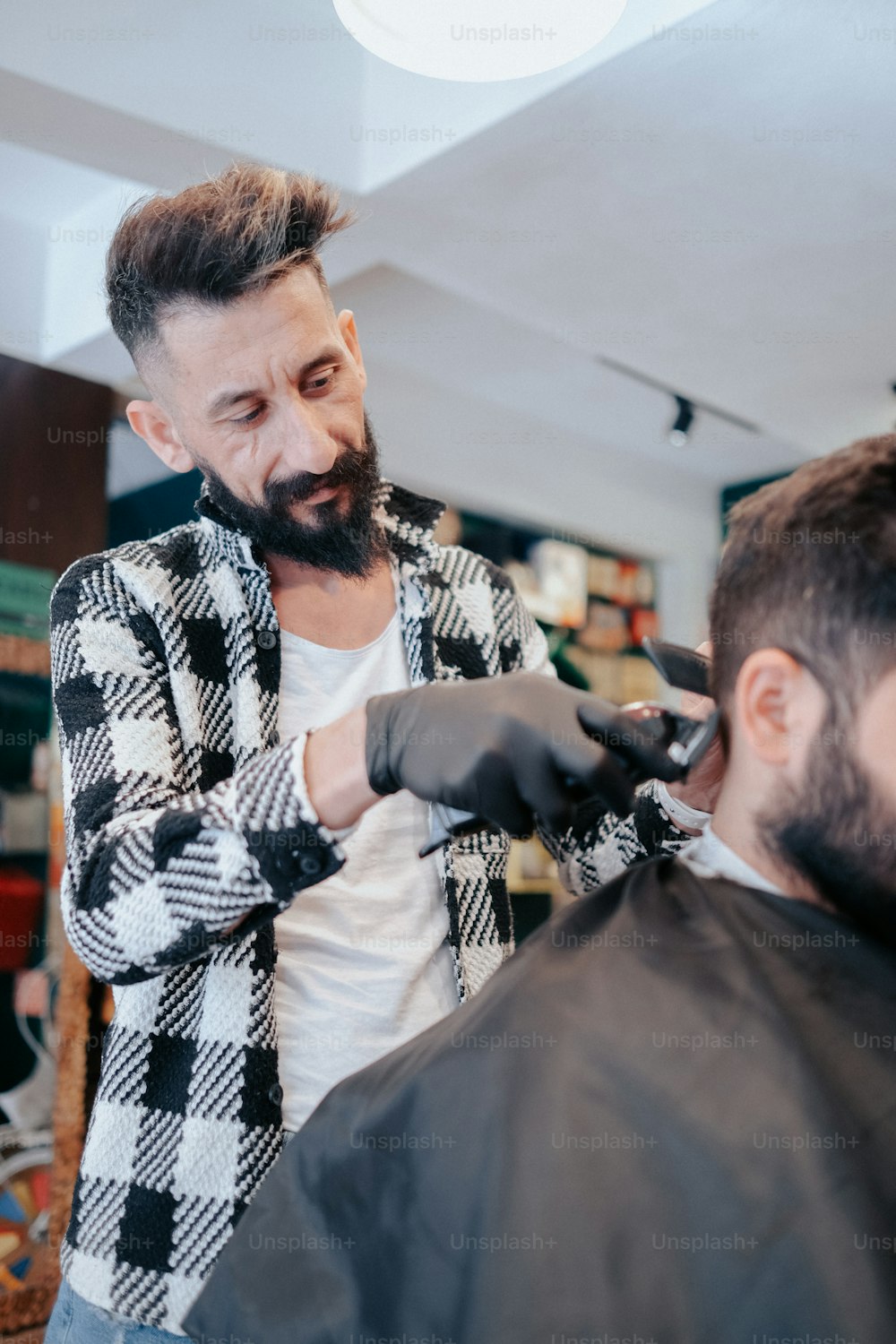 Un uomo che si fa tagliare i capelli da un barbiere